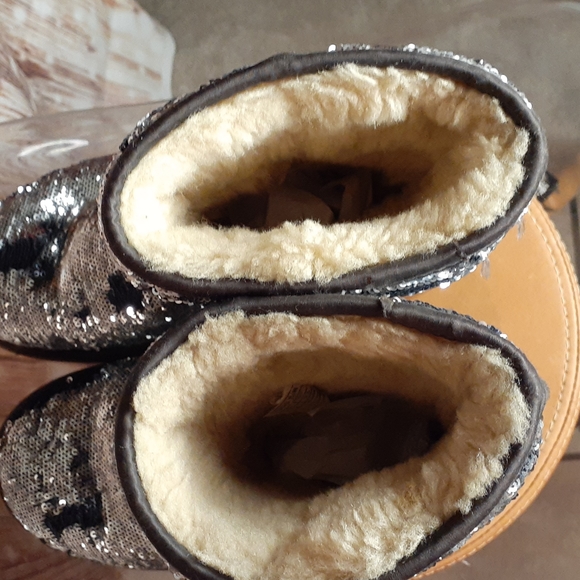 UGG - Picture 3 of 9